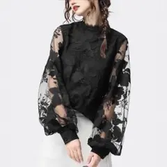 黒のレースブラウス