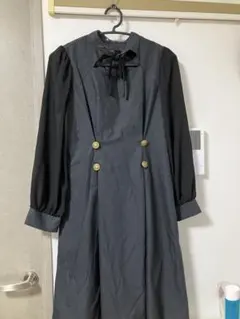 axes femme POETIQUE 黒のボタン付きワンピース