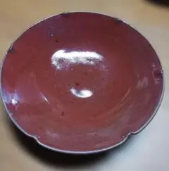 赤い陶器の丸型皿
