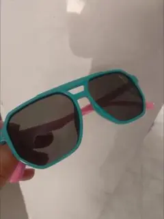 青とピンクのスクエア型サングラス