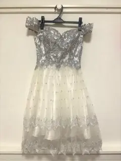 リップライン　オフショルダードレス