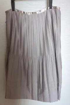 薄いベージュ プリーツスカート ひざ丈