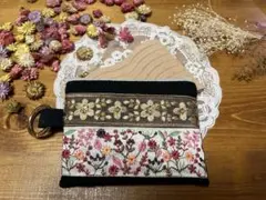 ハンドメイド　花柄刺繍ポーチ