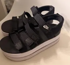 人気★24cm NIKE ナイキ アイコン クラシック サンダル 厚底 黒 白のサムネイル