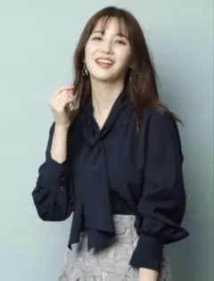 ジャスグリッティー　ネイビーリボン付き長袖ブラウス