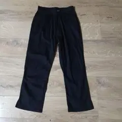 黒　パンツ
