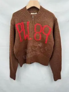 ジップアップデザインのブラウンニットP.W.89の刺繍入り