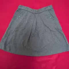 グレー フレアスカート 青い刺繍