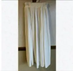 軽やかなホワイトのプリーツスカート