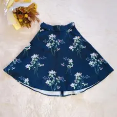 美品✨️MAJESTICLEGON 花柄 フレアスカート ネイビー ミニ丈 美脚のサムネイル