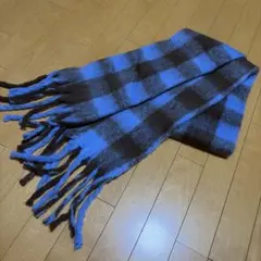 青と黒のチェック柄マフラー