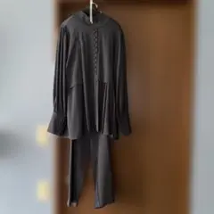 チャコールパンツスーツ
