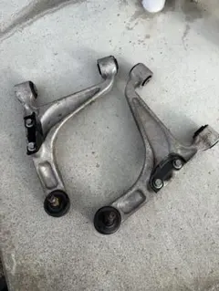 V36 Y51 Y50 Z34 セダン用 純正アッパーアーム V36・Y51・Y50・Z34（セダン）用 純正アッパーアーム - メルカリ