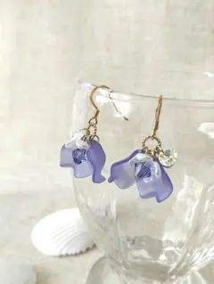 淡い紫の花びら×白いお花と煌めくクリスタルのピアス　パールとオーロラの輝き❀