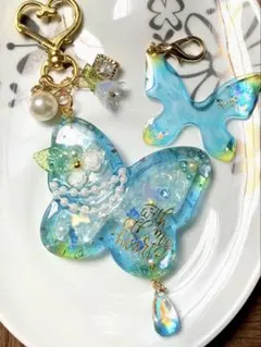 シャカシャカ　シェイカー　レジンキーホルダー　蝶々　ブルー　キラキラ　花