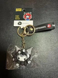 万博 サンリオ ミャクミャク キーホルダー 黒なりきり　シナモンロール