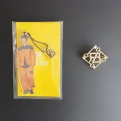 be : first　キーホルダー とブローチ