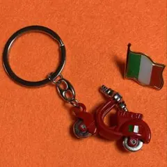 ベスパ　Vespa 紅　キーホルダー　&イタリア　ピンズ　ゆうパックミニ匿名発送