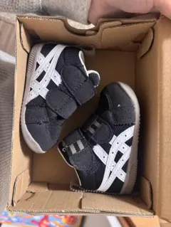 ASICS ベビーシューズ 黒/白 マジックテープ