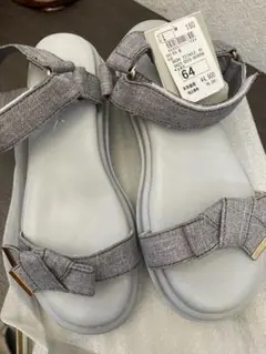 新品タグ付き　リボン付きグレーサンダル Lサイズ