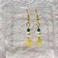 【オーダーメイド】薔薇の雫ピアス　～エメラルド～