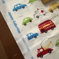 カラフルな車と動物の生地