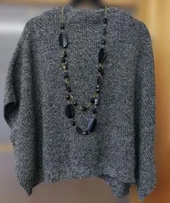 ブラックビーズと金属チェーンのロングネックレス