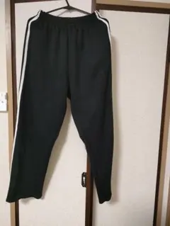 黒のジャージパンツ サイドストライプ付き
