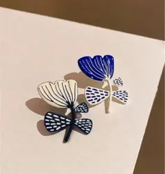 青と白のお花のピアス　北欧　左右非対称