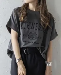 【新品】BONJOUR SAGAN カレッジ刺繍ピグメントスウェットTシャツのサムネイル