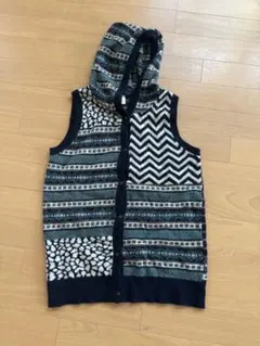 マオ メイド 幾何学模様 ネイビー系 ニットベスト フード付きのサムネイル