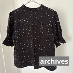 【美品】archives アルシーヴ ドット柄 フリルネック ブラウス トレンドのサムネイル