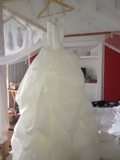 ホワイトウェディングドレス ストラップレス　キラキラ✨✨