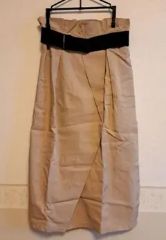ベージュ タイトスカート 黒色ベルト付き　Ｍサイズ