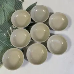 ベージュの丸型皿 8個セット