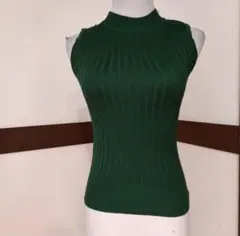 新品未使用　グリーンノースリーブタートルネック