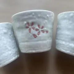 白地に赤い花模様の湯飲み4個セット