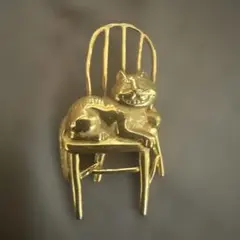 猫と椅子の金属製ブローチのサムネイル