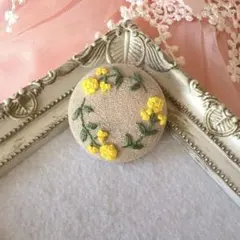 ミモザ　刺繍　ブローチ　くるみボタン