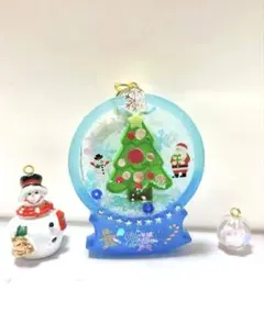 スノーマンとクリスマススノードーム　シェイカー レジンキーホルダー（蓄光剤入り）