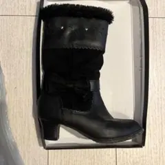 黒いレザーとファーの子供用ブーツ