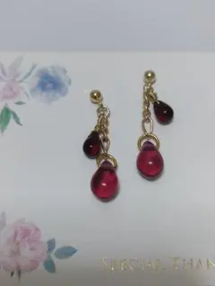 レッド系　雫型チェコビーズの揺れるピアス