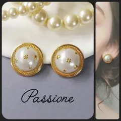 【一点物】スタッズ半円パール調ホワイト ピアス/イヤリング