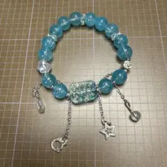 青いビーズのチャームブレスレット 11番