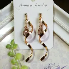 ツイストデザイン ゴールドトーンピアス/イヤリング(ハンドメイド)