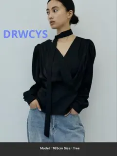 DRWCYS タックVネックサテンブラウスのサムネイル