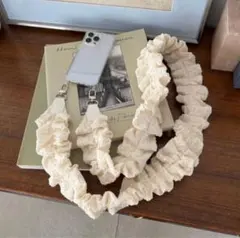 【ほぼ未使用】Me% クシュクシュモバイルショルダー　アイボリー