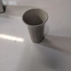 ストライプ模様のグレー陶器カップ