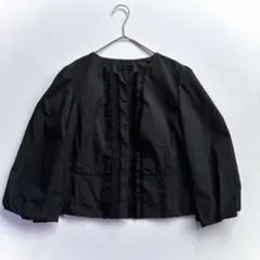 美品 トゥービーシック 三陽商会 ノーカラージャケット 40 タック フリル 黒のサムネイル