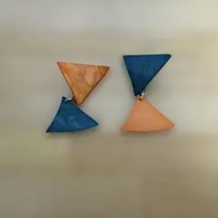 オレンジと青の三角形ピアス